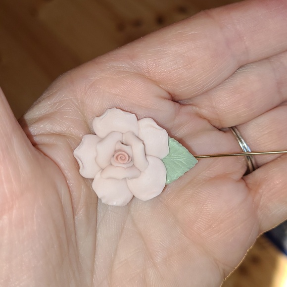 Vintage Single Stem Pink Rose Hat Stick Pin Hand Crafted Porcelain Gold Wire - Picture 3 of 7